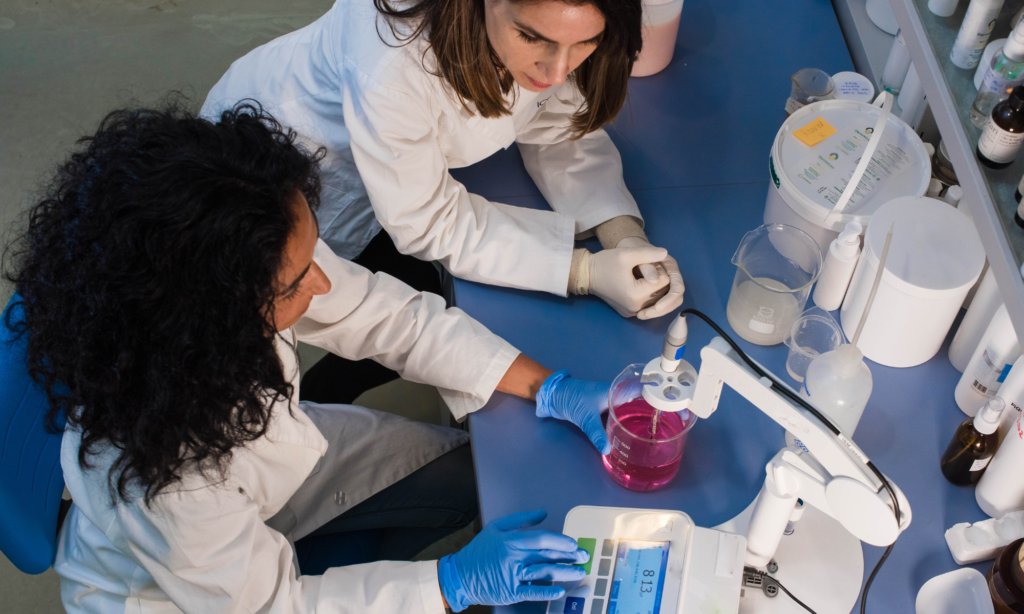 Imagem ilustrativa quimicos trabalhando